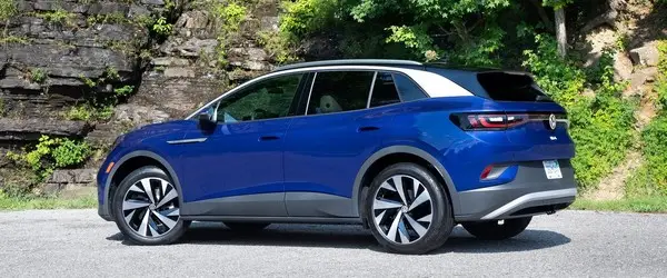 Volkswagen ID.4 cargando en una estación de carga